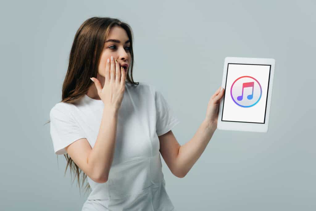 Pige har iPad i hånden med Apple Music logo